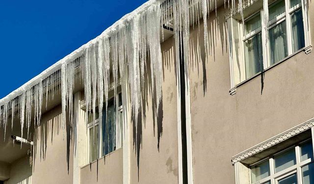 Bina çatılarındaki dev buz sarkıtları tehlike saçıyor