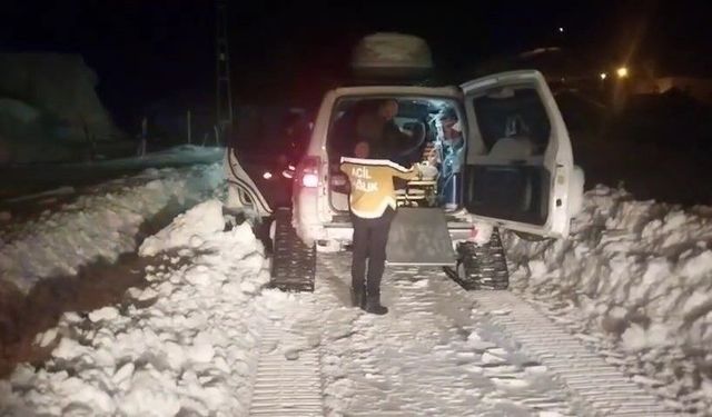 Bingöl'de yolda kalan paletli ambulansı ekipler kurtardı