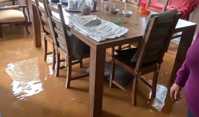 Bir anda bastıran yağmur kamyoneti yolda bıraktı, bir evi su bastı