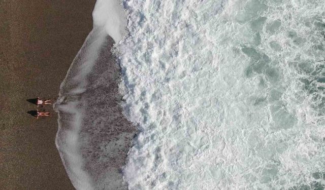 Bir hafta aradan sonra güneşi gören Antalyalılar sahile akın etti