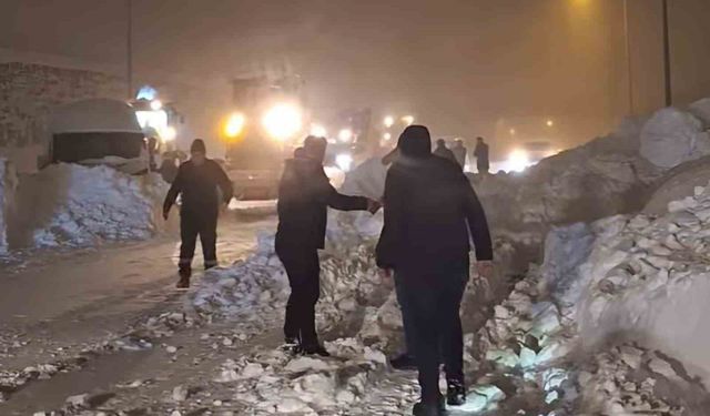 Bitlis çevre yolunda düşen çığın altında kalan tanker sürücüsü kurtarıldı