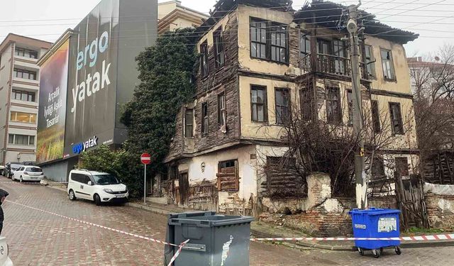 Bolu'da metruk bina çöktü: Bir otomobil hasar aldı