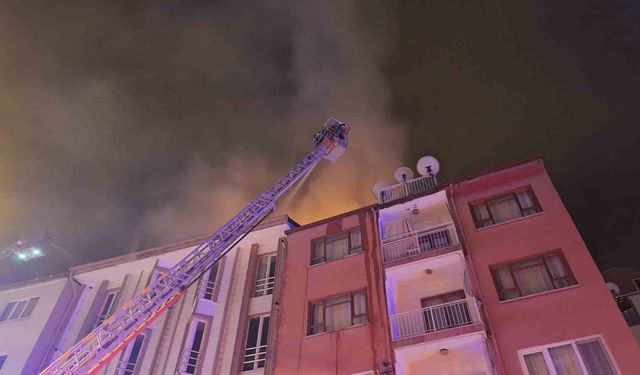 Burdur'da 4 katlı binada korkutan yangın