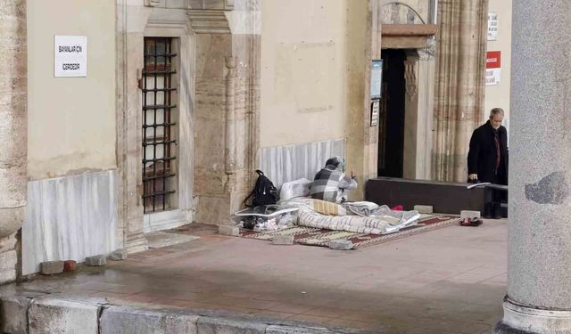 Cami bahçesini mesken tutan kadını otelde kalmaya kimse ikna edemiyor