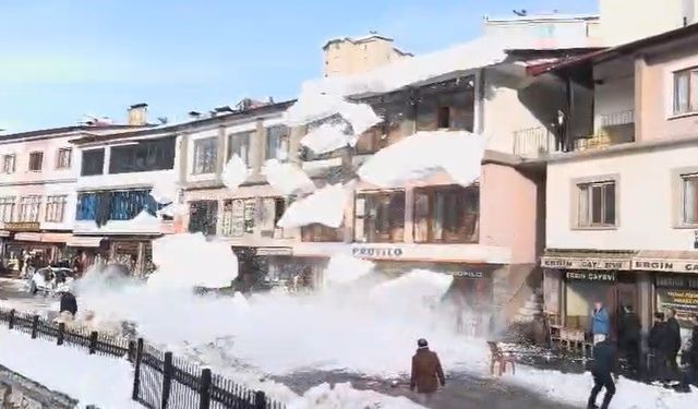 Çatılardan düşen kar kütleleri paniğe neden oldu