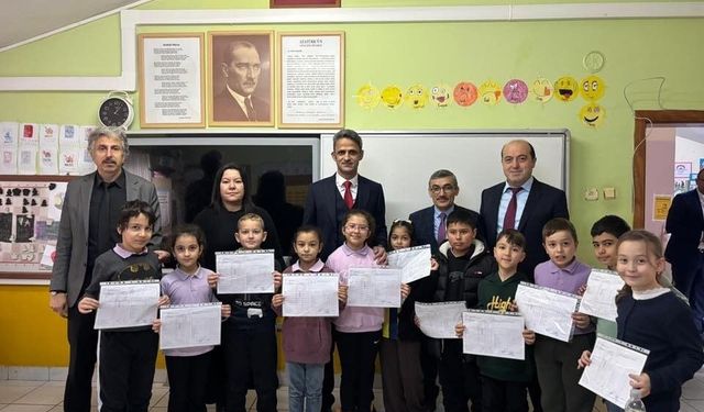 Çaycuma'da öğrenciler karnelerini kaymakam Kaya'nın elinden aldı