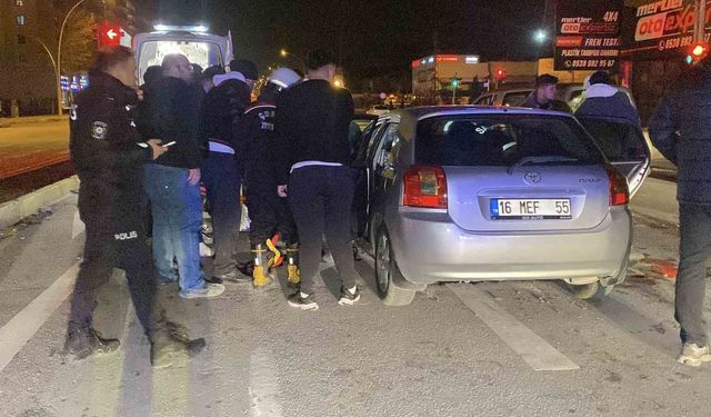 Çekici ile çarpışan otomobil hurdaya döndü: Ekipler yaralı sürücü için zamanla yarıştı