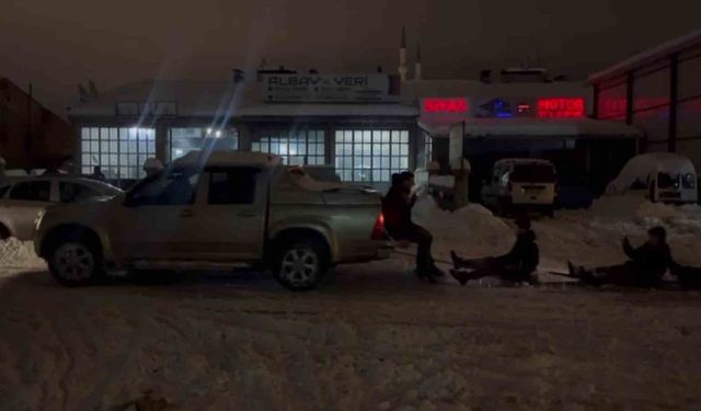 Çıraklarının isteğini geri çevirmeyen usta, karda eğlenceye ortak oldu