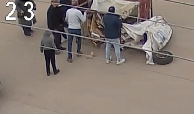 Çocuğun kullandığı elektrikli motosiklet yola devrildi, o anlar kamerada