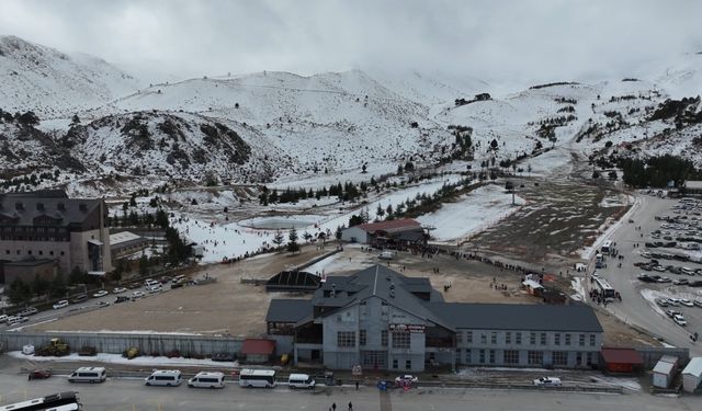 Çocuklar sömestir tatilinin keyfini Davraz Kayak Merkezi'nde çıkardı