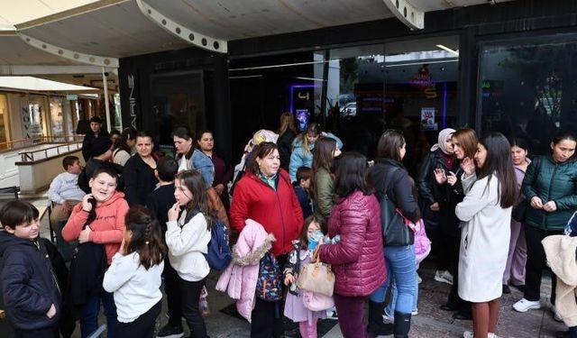 Çocuklara sürpriz sinema gösterimi