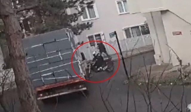 Çorlu'da kamyonetle motosikletin çarpıştığı kaza kamerada