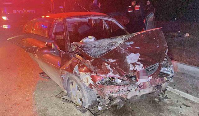 Çorum'da iki otomobil çarpıştı: 8 yaralı
