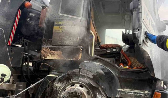 D100 çekicide çıkan yangını itfaiye söndürdü