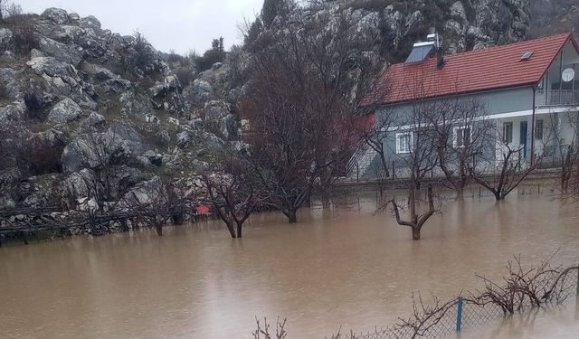 Derebucak'ta araziler sular altında kaldı