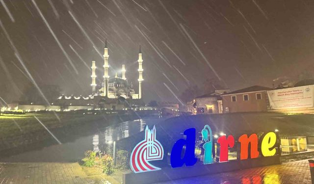 Edirne'de kar yağışı etkili oluyor