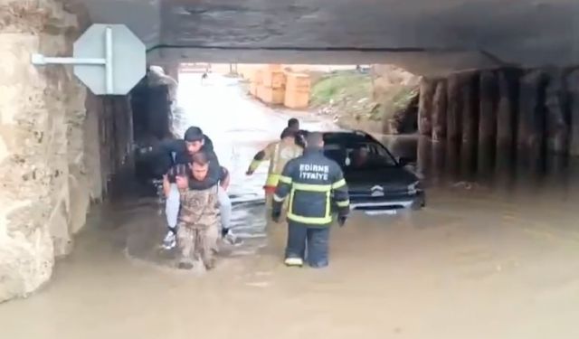 Edirne'de sağanak etkili oldu, yollar göle döndü: Köprü altında mahsur kalanlar kurtarıldı