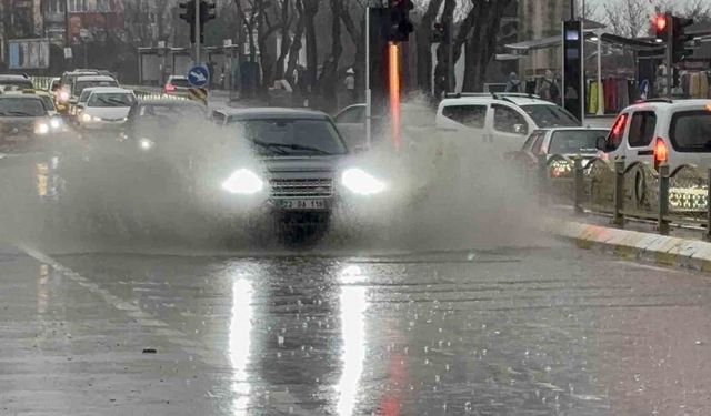 Edirne'de sağanak yağış: Cadde ve sokaklar göle döndü