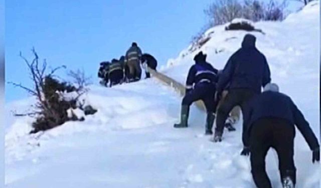 Elektrik şirketi ekipleri, kar yağışının 1 metreyi aştığı bölgede çalışmalarını sürdürüyor