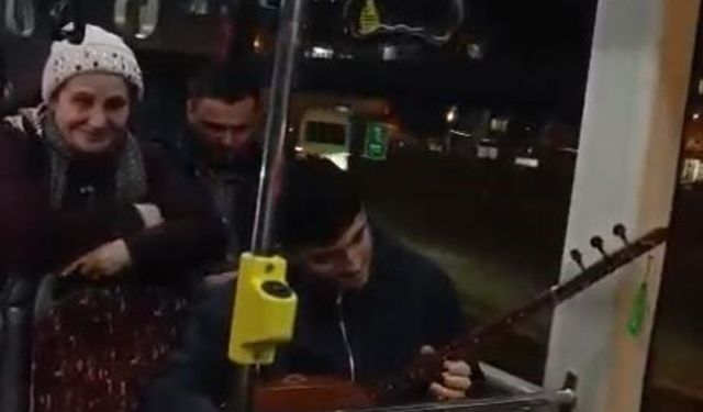 Eminönü-Arnavutköy seferindeki İETT otobüsünde sazlı yolculuk