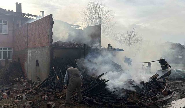 Erbaa'da ahırda çıkan yangın eve sıçradı