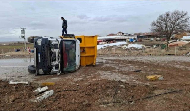 Ereğli'de kontrolden çıkan kamyon devrildi: 2 yaralı