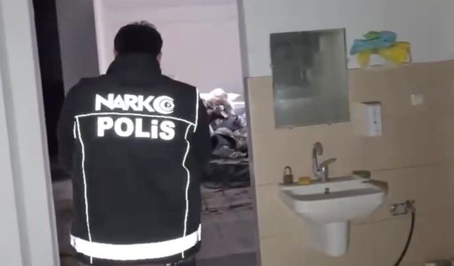 Eski fabrika binasını uyuşturucu imalathanesine çevirmiş: 130 kilo uyuşturucu ele geçirildi