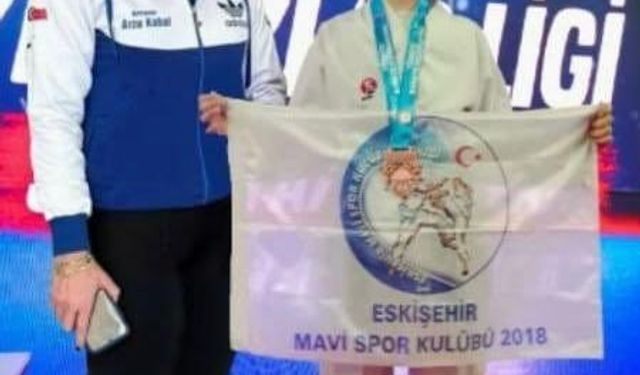 Eskişehir'den katıldığı karate şampiyonasında Türkiye 3'üncüsü oldu