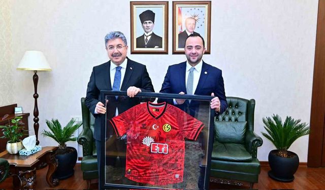 Eskişehirspor yönetimi, Vali Yılmaz'ı ziyaret etti
