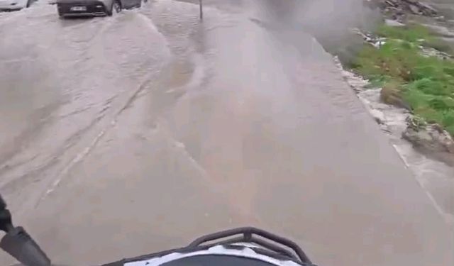 Göle dönen yollarda direksiyon başındaki motokurye yaşadıklarını kayda aldı