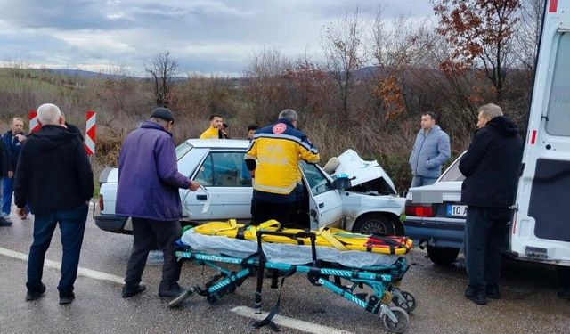 Gönen'de iki otomobil çarpıştı: 6 yaralı