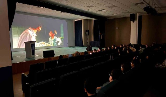 Görme görme engelliler için betimlemeli film gösterimi