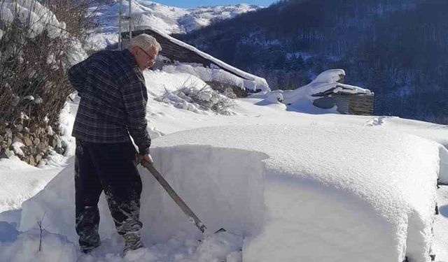 Gümüşhane'de vatandaşların zorlu kış mesaisi