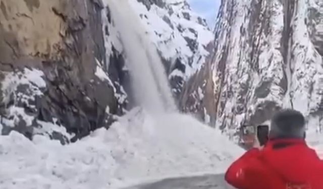 Hakkari-Çukurca karayolunda 2 ayrı çığ düştü: Yol ulaşıma kapandı