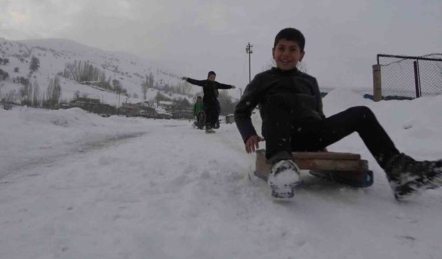 Hasköy'de çocuklar karın keyfini kayarak çıkardı