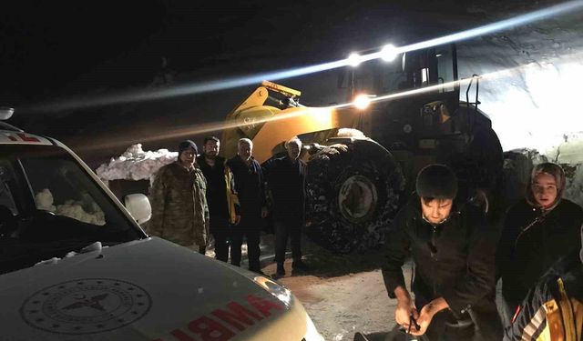 Hastaya ulaşmak için 4 saat boyunca yol açıldı