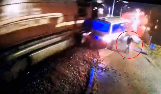 Hemzemin geçitte mahsur kalan dolmuşa tren çarptı, sürücü saniyelerle kurtuldu... Feci kaza kamerada