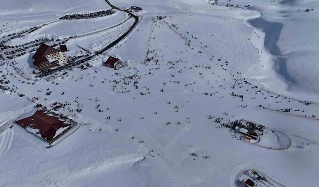 Hesarek Kayak Merkezi'nde yoğunluk: Ziyaretçiler karın keyfini çıkardı