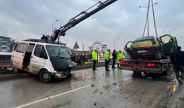Hurdaya dönen otomobil öğretmene mezar oldu