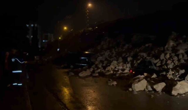 İstinat duvarı park halindeki araçların üzerine çöktü