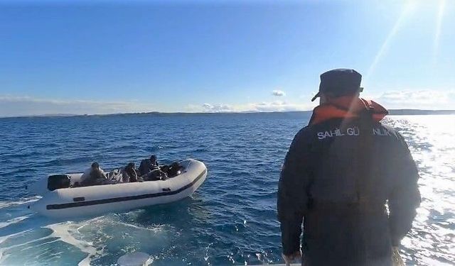 İzmir açıklarında 43 düzensiz göçmen yakalandı
