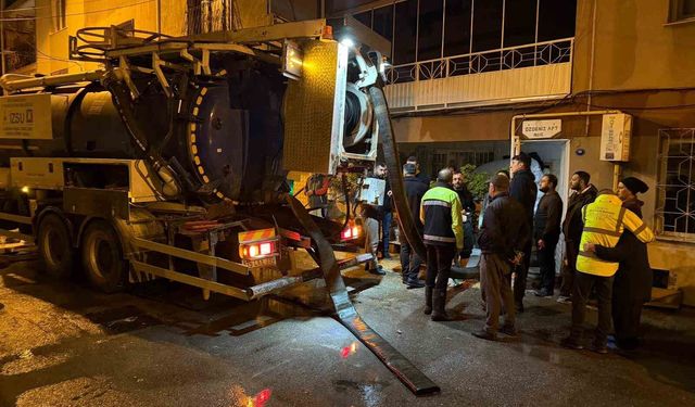 İzmir gece sağanak yağışa teslim oldu, ekipler gece boyunca sahada görev yaptı