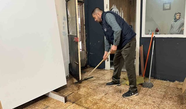 İzmir'de ev ve iş yerleri sele teslim oldu