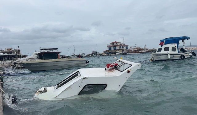 İzmir'de fırtına ve dev dalgalar tekneleri batırdı