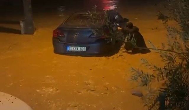 İzmir'de sağanak ve fırtına hayatı felç etti: Sel suları araçları sürükledi