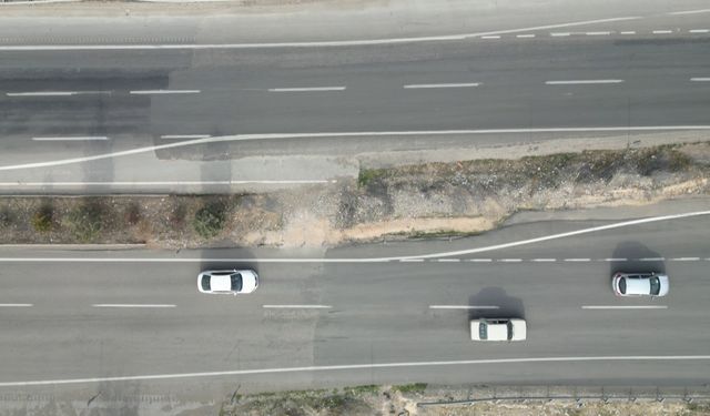 Kahramanmaraş'ta depremde 7 metre kayan yol dikkat çekiyor