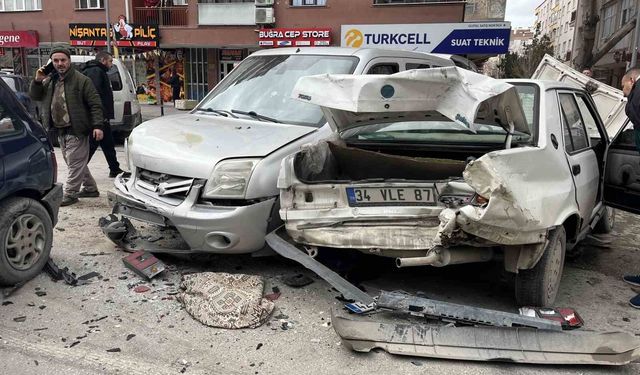 Kamyonet, kırmızı ışıkta bekleyen 7 aracın arasına daldı: 2 yaralı