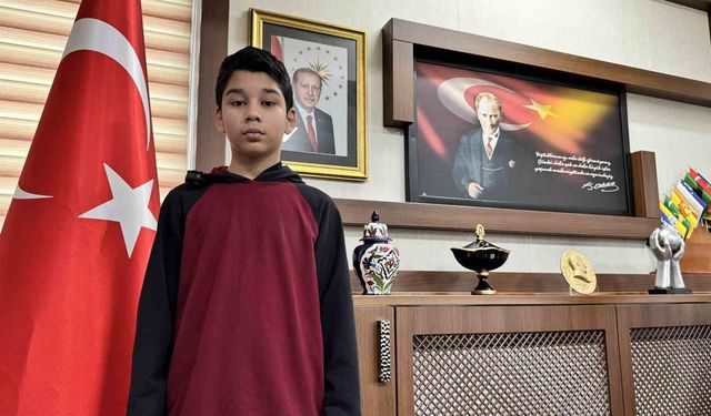 Kar altında İstiklal Marşı'na eşlik eden Türkmen öğrenci ödüllendirildi