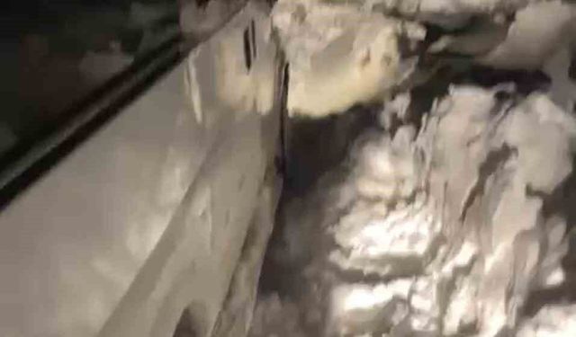 Kar nedeniyle yolda kalan araçlar, lastik iziyle kurtuldu