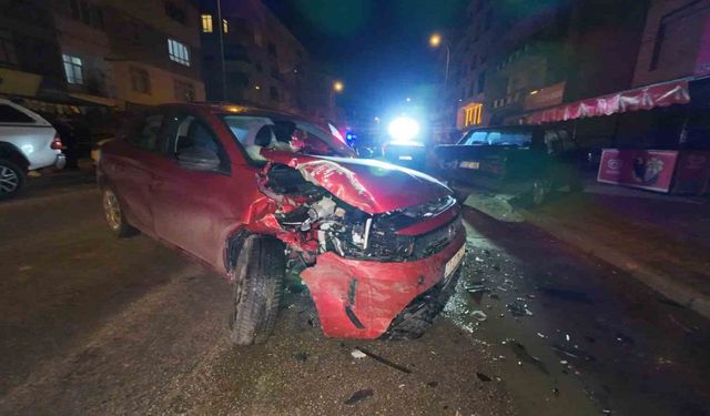 Karaman'da park halindeki araca çarpan otomobilin sürücüsü yaralandı